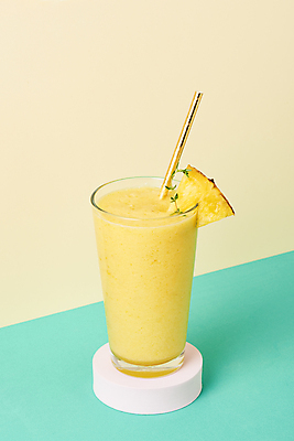포토 JPG 스튜디오촬영 잔 실내 빨대 사람없음 여름 카페 파인애플 메뉴 단상 과일조각 냉음료 파인애플주스 베이지색배경 민트색배경 국내포토 식기 계절 음료 조각 백그라운드 과일 내부 상점 과일주스 열대과일 민트색 베이지색 파일형식