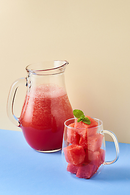 포토 JPG 스튜디오촬영 여름음식 잔 수박 실내 사람없음 여름 카페 메뉴 담기 파란배경 유리주전자 냉음료 수박조각 수박주스 베이지색배경 제철과일 국내포토 식기 계절 음료 음식 조각 백그라운드 과일 모션 유리 주전자 내부 파란색 상점 과일주스 베이지색 제철 파일형식 여름_계절