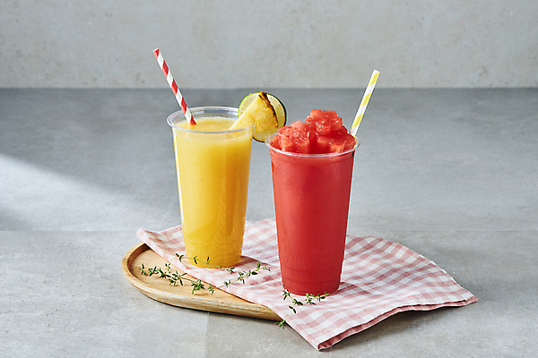 포토 JPG 스튜디오촬영 회색배경 여름음식 수박 실내 빨대 사람없음 여름 카페 식탁보 파인애플 메뉴 과일조각 나무쟁반 냉음료 수박주스 파인애플주스 플라스틱컵 제철과일 국내포토 계절 음료 음식 조각 백그라운드 과일 쟁반 내부 목재 컵 상점 회색 과일주스 플라스틱 열대과일 제철 파일형식 여름_계절