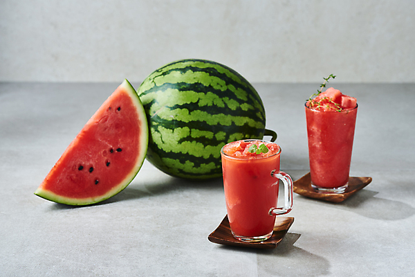 포토 JPG 스튜디오촬영 회색배경 여름음식 잔 수박 실내 사람없음 여름 카페 메뉴 나무받침 냉음료 수박조각 수박주스 제철과일 과채 국내포토 식기 계절 음료 음식 조각 백그라운드 채소 과일 내부 목재 상점 회색 과일주스 받침대 제철 파일형식 여름_계절