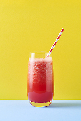 포토 JPG 스튜디오촬영 여름음식 잔 수박 실내 빨대 사람없음 여름 카페 메뉴 파란배경 냉음료 노란배경 수박주스 제철과일 국내포토 식기 계절 음료 음식 백그라운드 과일 내부 파란색 노란색 상점 과일주스 제철 파일형식 여름_계절