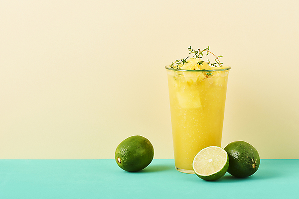 포토 JPG 스튜디오촬영 잔 실내 사람없음 여름 카페 파인애플 메뉴 라임 냉음료 파인애플주스 베이지색배경 민트색배경 국내포토 식기 계절 음료 백그라운드 과일 내부 상점 과일주스 열대과일 민트색 베이지색 파일형식