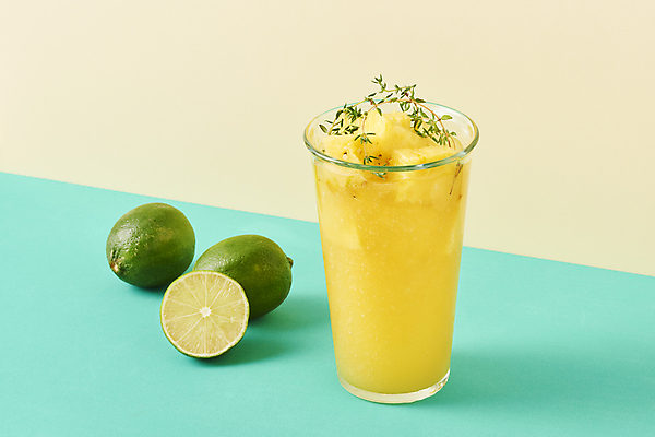 포토 JPG 스튜디오촬영 잔 실내 사람없음 여름 카페 파인애플 메뉴 라임 냉음료 파인애플주스 베이지색배경 민트색배경 국내포토 식기 계절 음료 백그라운드 과일 내부 상점 과일주스 열대과일 민트색 베이지색 파일형식