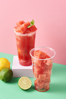 포토 JPG 스튜디오촬영 여름음식 수박 실내 사람없음 여름 카페 레몬 메뉴 담기 라임 단상 냉음료 수박조각 수박주스 플라스틱컵 초록배경 분홍색배경 제철과일 국내포토 계절 음료 음식 분홍색 조각 백그라운드 과일 모션 내부 컵 초록색 상점 과일주스 플라스틱 제철 파일형식 여름_계절