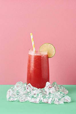 포토 JPG 스튜디오촬영 여름음식 잔 수박 실내 빨대 사람없음 여름 얼음 카페 메뉴 라임 냉음료 수박주스 분홍색배경 민트색배경 제철과일 국내포토 자연요소 식기 계절 음료 음식 분홍색 백그라운드 과일 내부 상점 과일주스 민트색 제철 파일형식 여름_계절