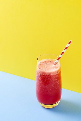 포토 JPG 스튜디오촬영 여름음식 잔 수박 실내 빨대 사람없음 여름 카페 메뉴 파란배경 냉음료 노란배경 수박주스 제철과일 국내포토 식기 계절 음료 음식 백그라운드 과일 내부 파란색 노란색 상점 과일주스 제철 파일형식 여름_계절