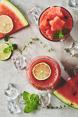 포토 JPG 스튜디오촬영 회색배경 여름음식 잔 수박 실내 사람없음 여름 하이앵글 얼음 카페 메뉴 라임 냉음료 수박조각 수박주스 제철과일 과채 국내포토 자연요소 식기 계절 음료 음식 뷰포인트 조각 백그라운드 채소 과일 내부 상점 회색 과일주스 제철 파일형식 여름_계절