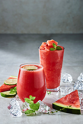 포토 JPG 스튜디오촬영 회색배경 여름음식 잔 수박 실내 사람없음 여름 얼음 카페 메뉴 라임 냉음료 수박조각 수박주스 제철과일 과채 국내포토 자연요소 식기 계절 음료 음식 조각 백그라운드 채소 과일 내부 상점 회색 과일주스 제철 파일형식 여름_계절