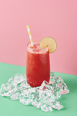 포토 JPG 스튜디오촬영 여름음식 잔 수박 실내 빨대 사람없음 여름 얼음 카페 메뉴 라임 냉음료 수박주스 분홍색배경 민트색배경 제철과일 국내포토 자연요소 식기 계절 음료 음식 분홍색 백그라운드 과일 내부 상점 과일주스 민트색 제철 파일형식 여름_계절