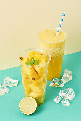포토 JPG 스튜디오촬영 실내 빨대 사람없음 여름 얼음 카페 파인애플 메뉴 담기 라임 과일조각 냉음료 파인애플주스 플라스틱컵 베이지색배경 민트색배경 국내포토 자연요소 계절 음료 조각 백그라운드 과일 모션 내부 컵 상점 과일주스 플라스틱 열대과일 민트색 베이지색 파일형식