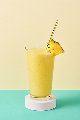 포토 JPG 스튜디오촬영 잔 실내 빨대 사람없음 여름 카페 파인애플 메뉴 단상 과일조각 냉음료 파인애플주스 베이지색배경 민트색배경 국내포토 식기 계절 음료 조각 백그라운드 과일 내부 상점 과일주스 열대과일 민트색 베이지색 파일형식