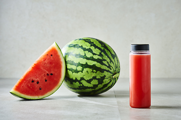 포토 JPG 스튜디오촬영 회색배경 여름음식 수박 실내 사람없음 여름 카페 메뉴 냉음료 수박조각 수박주스 음료수병 제철과일 과채 국내포토 계절 음료 음식 조각 백그라운드 채소 과일 내부 상점 회색 과일주스 제철 병_담는 파일형식 여름_계절