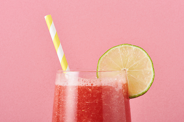 포토 JPG 스튜디오촬영 여름음식 잔 수박 실내 빨대 근접촬영 사람없음 여름 카페 메뉴 라임 냉음료 수박주스 분홍색배경 제철과일 국내포토 식기 계절 음료 음식 뷰포인트 분홍색 백그라운드 과일 내부 상점 과일주스 제철 파일형식 여름_계절
