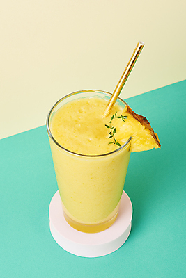 포토 JPG 스튜디오촬영 잔 실내 빨대 사람없음 여름 카페 파인애플 메뉴 단상 과일조각 냉음료 파인애플주스 베이지색배경 민트색배경 국내포토 식기 계절 음료 조각 백그라운드 과일 내부 상점 과일주스 열대과일 민트색 베이지색 파일형식