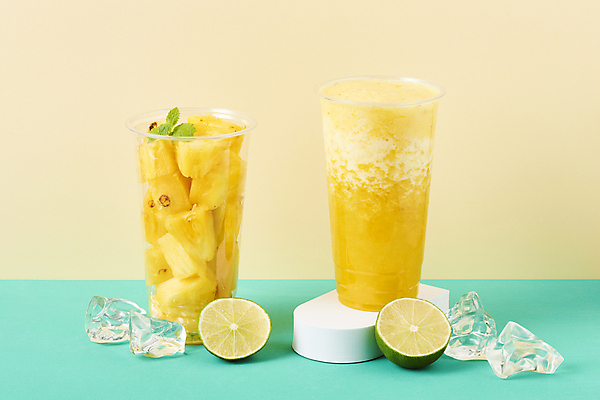 포토 JPG 스튜디오촬영 실내 사람없음 여름 얼음 카페 파인애플 메뉴 담기 라임 단상 과일조각 냉음료 파인애플주스 플라스틱컵 베이지색배경 민트색배경 국내포토 자연요소 계절 음료 조각 백그라운드 과일 모션 내부 컵 상점 과일주스 플라스틱 열대과일 민트색 베이지색 파일형식