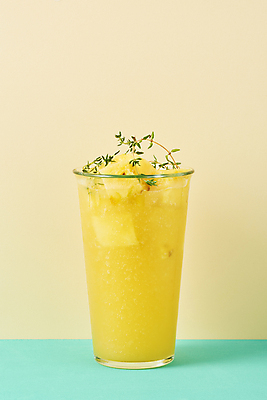 포토 JPG 스튜디오촬영 잔 실내 사람없음 여름 카페 파인애플 메뉴 냉음료 파인애플주스 베이지색배경 민트색배경 국내포토 식기 계절 음료 백그라운드 과일 내부 상점 과일주스 열대과일 민트색 베이지색 파일형식