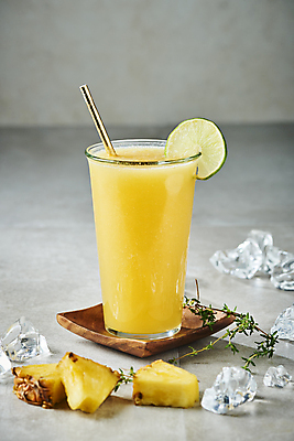 포토 JPG 스튜디오촬영 회색배경 잔 실내 빨대 사람없음 여름 얼음 카페 파인애플 메뉴 라임 과일조각 나무받침 냉음료 파인애플주스 국내포토 자연요소 식기 계절 음료 조각 백그라운드 과일 내부 목재 상점 회색 과일주스 받침대 열대과일 파일형식