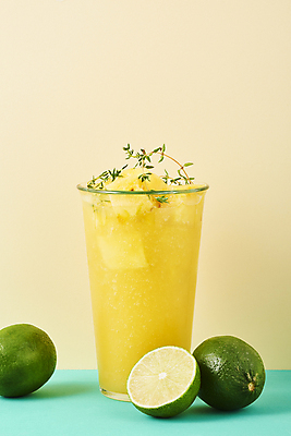 포토 JPG 스튜디오촬영 잔 실내 사람없음 여름 카페 파인애플 메뉴 라임 냉음료 파인애플주스 베이지색배경 민트색배경 국내포토 식기 계절 음료 백그라운드 과일 내부 상점 과일주스 열대과일 민트색 베이지색 파일형식