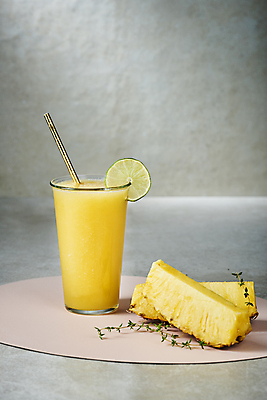 포토 JPG 스튜디오촬영 회색배경 잔 실내 빨대 사람없음 여름 카페 파인애플 메뉴 라임 과일조각 냉음료 테이블매트 파인애플주스 국내포토 식기 계절 음료 조각 백그라운드 과일 내부 상점 회색 식탁보 과일주스 열대과일 파일형식