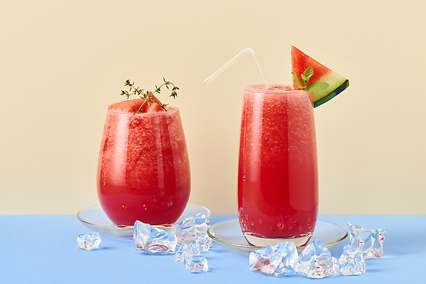 포토 JPG 스튜디오촬영 여름음식 잔 수박 실내 빨대 사람없음 여름 얼음 카페 컵받침 메뉴 파란배경 냉음료 수박조각 수박주스 베이지색배경 제철과일 국내포토 자연요소 식기 계절 음료 음식 조각 백그라운드 과일 내부 파란색 상점 과일주스 받침대 베이지색 제철 파일형식 여름_계절