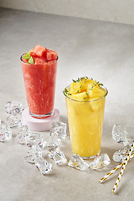 포토 JPG 스튜디오촬영 회색배경 여름음식 잔 수박 실내 빨대 사람없음 여름 얼음 카페 파인애플 메뉴 단상 냉음료 수박주스 파인애플주스 제철과일 국내포토 자연요소 식기 계절 음료 음식 백그라운드 과일 내부 상점 회색 과일주스 열대과일 제철 파일형식 여름_계절