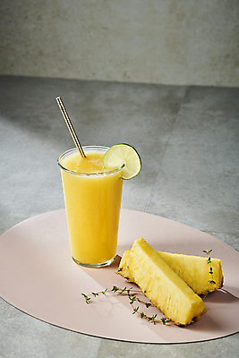 포토 JPG 스튜디오촬영 회색배경 잔 실내 빨대 사람없음 여름 카페 파인애플 메뉴 라임 과일조각 냉음료 테이블매트 파인애플주스 국내포토 식기 계절 음료 조각 백그라운드 과일 내부 상점 회색 식탁보 과일주스 열대과일 파일형식
