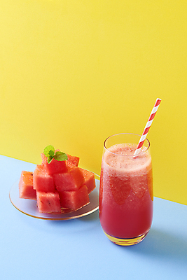 포토 JPG 스튜디오촬영 여름음식 잔 수박 실내 빨대 사람없음 여름 쌓기 카페 컵받침 메뉴 파란배경 냉음료 노란배경 수박조각 수박주스 제철과일 국내포토 식기 계절 음료 음식 조각 백그라운드 과일 모션 내부 파란색 노란색 상점 과일주스 받침대 제철 파일형식 여름_계절