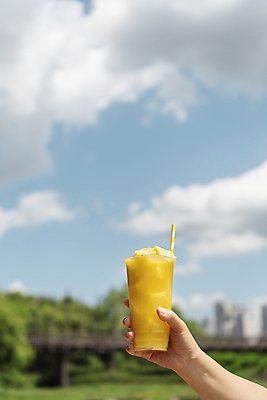 포토 JPG 주간 구름 손 하늘 빨대 들기 야외 아웃포커스 신체부위 여름 카페 파인애플 메뉴 냉음료 파인애플주스 플라스틱컵 국내포토 자연요소 계절 음료 과일 모션 촬영기법 사람 컵 상점 과일주스 플라스틱 열대과일 파일형식