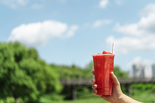 포토 JPG 주간 구름 손 하늘 여름음식 수박 빨대 들기 야외 아웃포커스 신체부위 여름 카페 메뉴 냉음료 수박주스 플라스틱컵 제철과일 국내포토 자연요소 계절 음료 음식 과일 모션 촬영기법 사람 컵 상점 과일주스 플라스틱 제철 파일형식 여름_계절