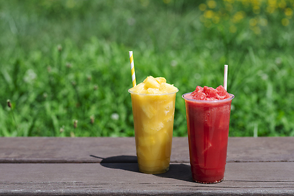 포토 JPG 주간 벤치 여름음식 수박 빨대 그림자 사람없음 야외 아웃포커스 여름 카페 파인애플 메뉴 냉음료 수박주스 파인애플주스 플라스틱컵 제철과일 국내포토 자연요소 계절 음료 음식 의자 과일 촬영기법 컵 상점 과일주스 플라스틱 열대과일 제철 파일형식 여름_계절