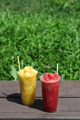 포토 JPG 주간 벤치 여름음식 수박 빨대 그림자 사람없음 야외 아웃포커스 여름 카페 파인애플 메뉴 냉음료 수박주스 파인애플주스 플라스틱컵 제철과일 국내포토 자연요소 계절 음료 음식 의자 과일 촬영기법 컵 상점 과일주스 플라스틱 열대과일 제철 파일형식 여름_계절