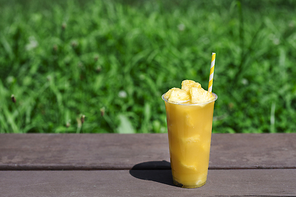 포토 JPG 주간 벤치 빨대 그림자 사람없음 야외 아웃포커스 여름 카페 파인애플 메뉴 냉음료 파인애플주스 플라스틱컵 국내포토 자연요소 계절 음료 의자 과일 촬영기법 컵 상점 과일주스 플라스틱 열대과일 파일형식