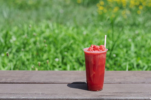 포토 JPG 주간 벤치 여름음식 수박 빨대 그림자 사람없음 야외 아웃포커스 여름 카페 메뉴 냉음료 수박주스 플라스틱컵 제철과일 국내포토 자연요소 계절 음료 음식 의자 과일 촬영기법 컵 상점 과일주스 플라스틱 제철 파일형식 여름_계절