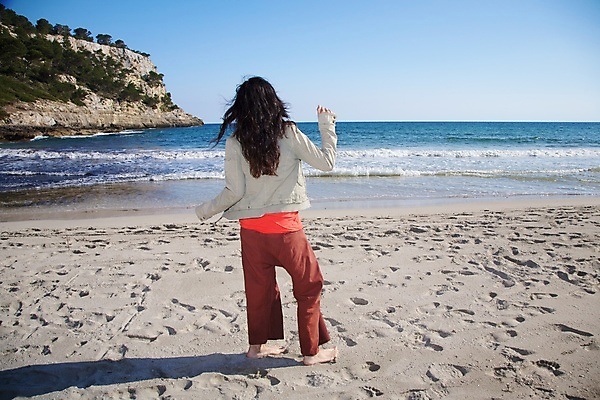포토 JPG 해외이미지 라이프스타일 여자 유럽 모래 바다 자연 휴가 한명 풍경 성인 야외 초록색 물 여름 파란색 스페인 지중해 혼자 해외포토 자연요소 1 계절 나라 컬러 사람 생활 생태계 파일형식 이미지허브