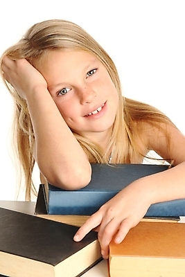 포토 JPG 해외이미지 백인 1 학생 라이프스타일 여학생 여자 교육 행복 어린이 백그라운드 학교 수업 한명 미소 사람 책 학습 스터디 독서 흰색 표현 스마트 바쁨 긍정 문학 고립 관심 초보 해외포토 서양인 감정 컬러 컨셉 표정 생활 파일형식 이미지허브