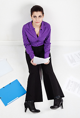 포토 JPG 해외이미지 여자 생각 청소년 바닥 갈색머리 한명 사람 앉기 사무실 흰색 잡기 비즈니스우먼 비서 시트 배려 해외포토 직업 1 헤어스타일 컬러 비즈니스 모션 직장인 파일형식 이미지허브