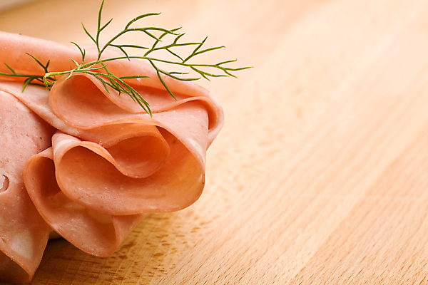 포토 JPG 해외이미지 음식 빵 양파 도마 샌드위치 사람없음 목재 이탈리아 소시지 플랫 얇은 프로슈토 해외포토 나무 유럽 채소 재료 주방용품 가공식품 햄 파일형식 이미지허브