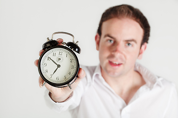 포토 JPG 해외이미지 남자 행복 시계 컨셉 아침 한명 미소 사람 가로 검은색 자명종 흰색 황금 소프트포커스 다이얼 보여주기 7 카피스페이스 해외포토 주간 1 감정 컬러 모션 촬영기법 표정 숫자 공백 알람 파일형식 이미지허브