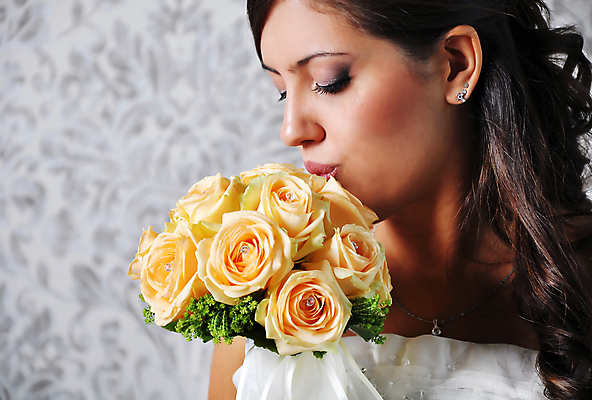 포토 JPG 해외이미지 응시 시선 드레스 여자 꽃 벽 꽃다발 결혼 신혼부부 결혼식 갈색머리 사랑 한명 옆모습 장미 노란색 수확 흰색 잡기 가운 섬광 해외포토 식물 1 헤어스타일 부부 옷 감정 뷰포인트 컬러 농업 모션 사람 이벤트 신혼 파일형식 이미지허브