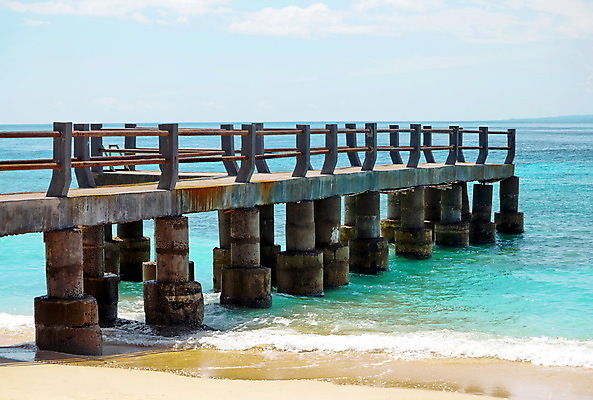 포토 JPG 해외이미지 길 모래 바다 섬 여행 하늘색 건축양식 자연 하늘 휴가 휴식 풍경 사람없음 목재 물 여름 파란색 모래사장 항구 갑판 휴양지 장면 옛날 혼자 해외포토 자연요소 나무 계절 건축 컬러 컨셉 배_교통 재료 교통시설 장소 생태계 파일형식 이미지허브