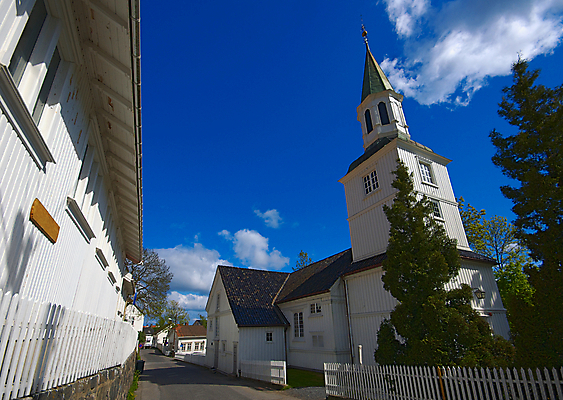 포토 JPG 해외이미지 나무 식물 구름 하늘 거리 노르웨이 사람없음 건물 목재 가로 초록색 파란색 울타리 교회 흰색 도시 타운 첨탑 전나무 스칸디나비아 해외포토 자연요소 건축물 유럽 컬러 재료 종교건축 담장 탑 파일형식 이미지허브