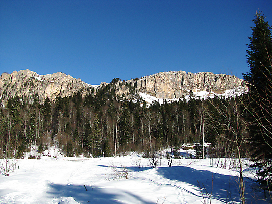 포토 JPG 해외이미지 식물 구름 유럽 여행 겨울 자연 하늘 풍경 사람없음 목재 뷰티 등산 소나무 정상 러시아 암초 절정 해외포토 자연요소 나무 계절 나라 재료 트래킹 생태계 파일형식 이미지허브