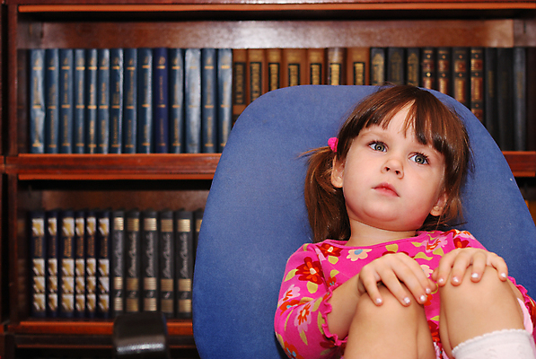 포토 JPG 해외이미지 백인 응시 여자 딸 유럽 얼굴 어린이 포즈 의자 장난 휴식 주택 실내 한명 사람 인종 소녀 책 갈색 방 가을 도서관 전시회 개성 보여주기 걸음마 배려 표현성 접근 해외포토 서양인 1 시선 계절 교육 나라 컬러 가구 컨셉 가족 모션 내부 건물 신체부위 전시 파일형식 이미지허브