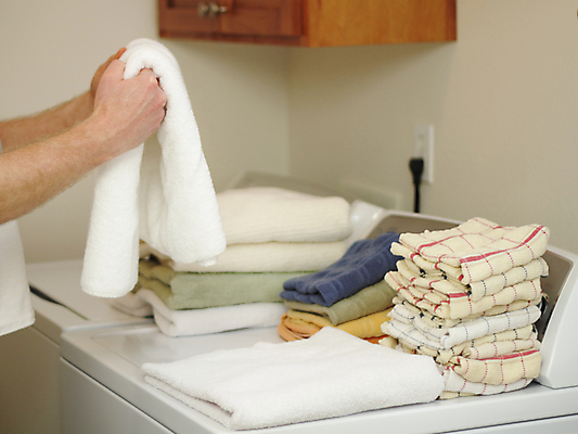 포토 JPG 해외이미지 남자 무기 컨셉 가사 관리 사람 성인 사람없음 수건 금속 흰색 빨래 드라이어 세탁기 접기 해외포토 컬러 모션 재질 위생용품 가전제품 미용용품 파일형식 이미지허브