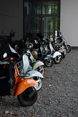 포토 JPG 해외이미지 라이프스타일 여행 오렌지 모션 호텔 사람없음 건물 자전거 이탈리아 회색 운전 오토바이 흰색 도시 운전사 승차 헬멧 주차 속도 순환 모터 라이더 옛날 해외포토 직업 건축물 유럽 컬러 과일 숙소 생활 바이크 보호장비 파일형식 이미지허브