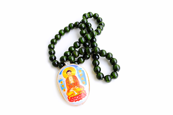 포토 JPG 해외이미지 실루엣 아시아 종교 문화 백그라운드 목걸이 미술 동양인 사람없음 목재 장식 초록색 중국 어둠 침묵 흰색 기도 닫기 자르기 구슬 오브젝트 신성 묵주 고립 해외포토 나무 나라 컬러 재료 장신구 종교용품 모션 문화예술 촬영기법 인종 소리 파일형식 이미지허브