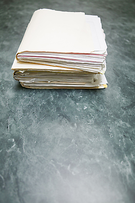 포토 JPG 해외이미지 직업 종이 컨셉 회사 비즈니스 통신 탁자 회의 아이디어 실내 사람없음 세로 사무실 쌓기 업무 닫기 책상 파일 바쁨 업무과다 정물화 편지쓰기 프로젝트 카피스페이스 해외포토 가구 모션 내부 공백 기록 작업 편지 그림 파일형식 이미지허브