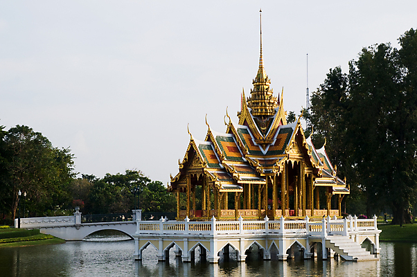 포토 JPG 해외이미지 나무 공원 아시아 호수 잎 건축양식 태국 사람없음 건물 목재 초록색 물 여름 정원 궁전 연못 황금 해외포토 자연요소 식물 건축물 계절 공공시설 건축 나라 컬러 고건축 재료 파일형식 이미지허브