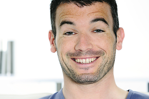 포토 JPG 해외이미지 백인 모델 학생 라이프스타일 응시 남자 행복 얼굴 한명 미소 사람 성인 초록색 운동 최고 만족 긍정 스타일 세련 해외포토 서양인 1 시선 감정 컬러 컨셉 표정 건강 생활 신체부위 파일형식 이미지허브