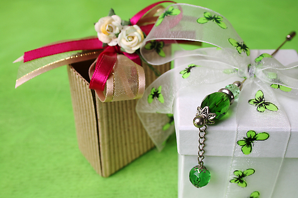 포토 JPG 해외이미지 식물 꽃 리본 분홍색 나비 꽃무늬 패턴 가방 공 발렌타인데이 선물 사람없음 장식 초록색 상자 컬러풀 장난감 장미 갈색 줄무늬 흰색 생일 황금 은색 크리스탈 실크 카피스페이스 해외포토 레이스천 잡화 기념일 컬러 곤충 무늬 데이이벤트 공백 직물 광석 파일형식 이미지허브